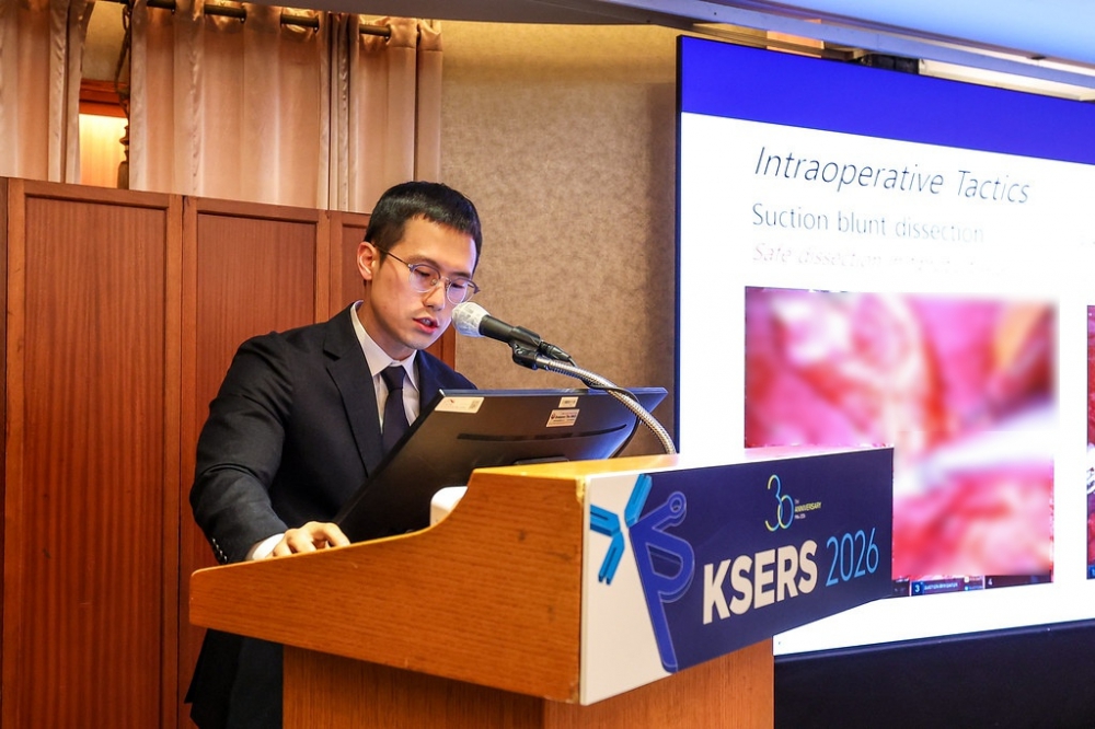 외과 김성진 과장이 지난 4월 23일부터 25일까지 열린 ‘KSERS 2026’에서 ‘지역 병원에서 안전하고 효율적인 로봇 담낭절제술 정립’을 주제로 발표하는 모습