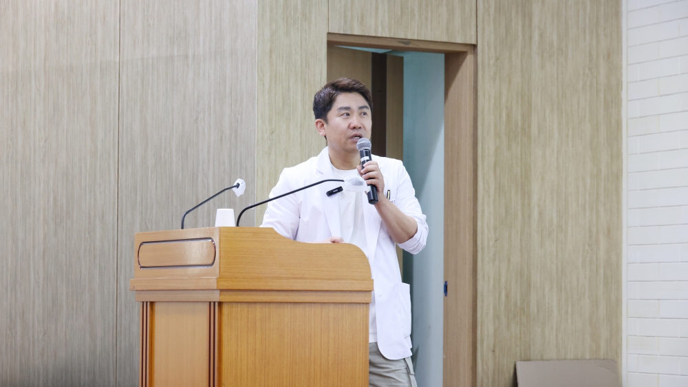 1. 포항세명기독병원 혈액종양내과 김학로 과장이 지난 5월 28일 본관 10층 대강당 광제홀에서 ‘5월 시민건강클리닉’강의하는 모습