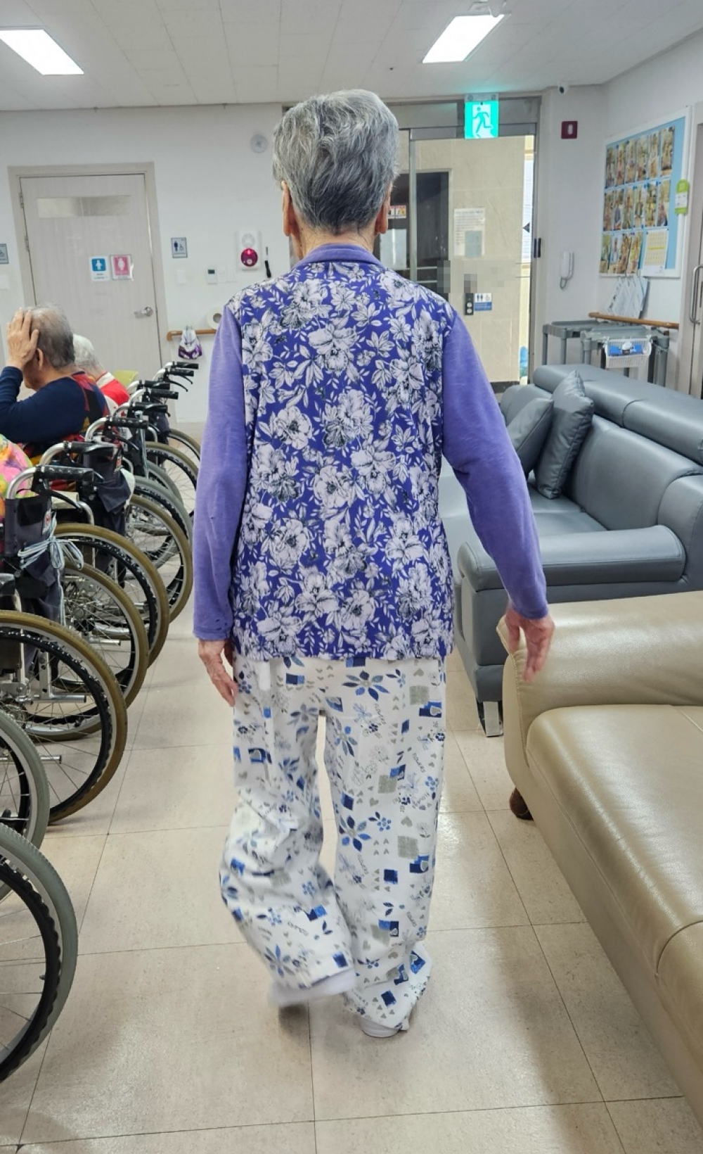정형성형병원 하지관절센터 장성원 부장의 수술로 일상 생활을 회복한 A씨가 최근 보행하는 모습